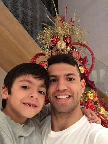 Sergio Aguero e figlio in posa per i tradizionali auguri natalizi. 